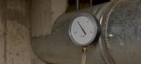 Manometer measuring negative pressure on air duct