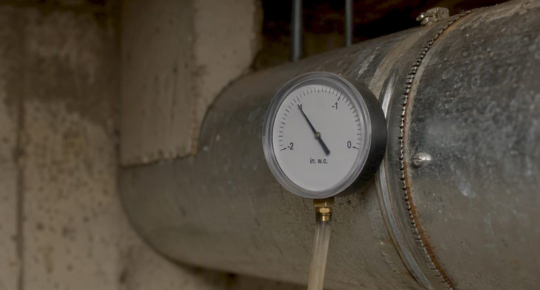 Manometer measuring negative pressure on air duct