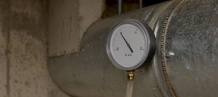 Manometer measuring negative pressure on air duct